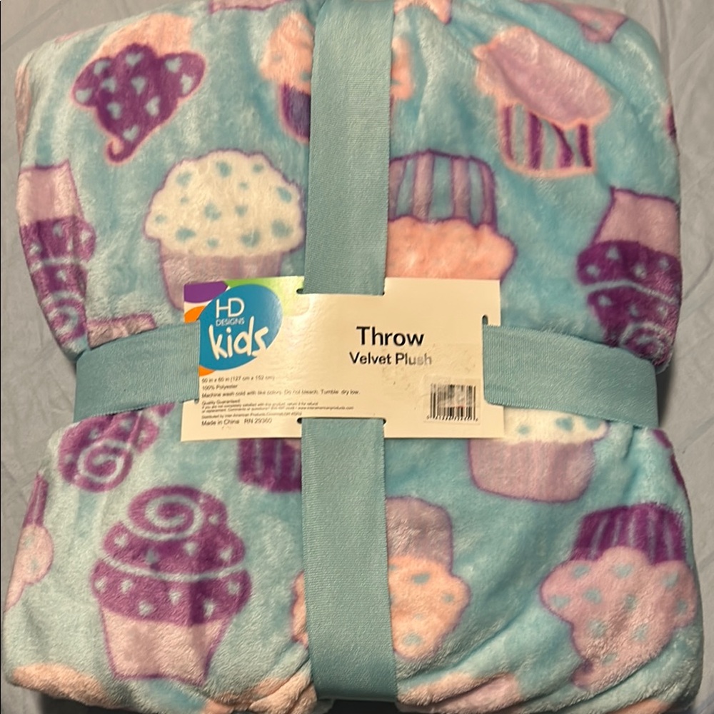 HD Designs Kids Velvet Plush Throw - Cupcake Print